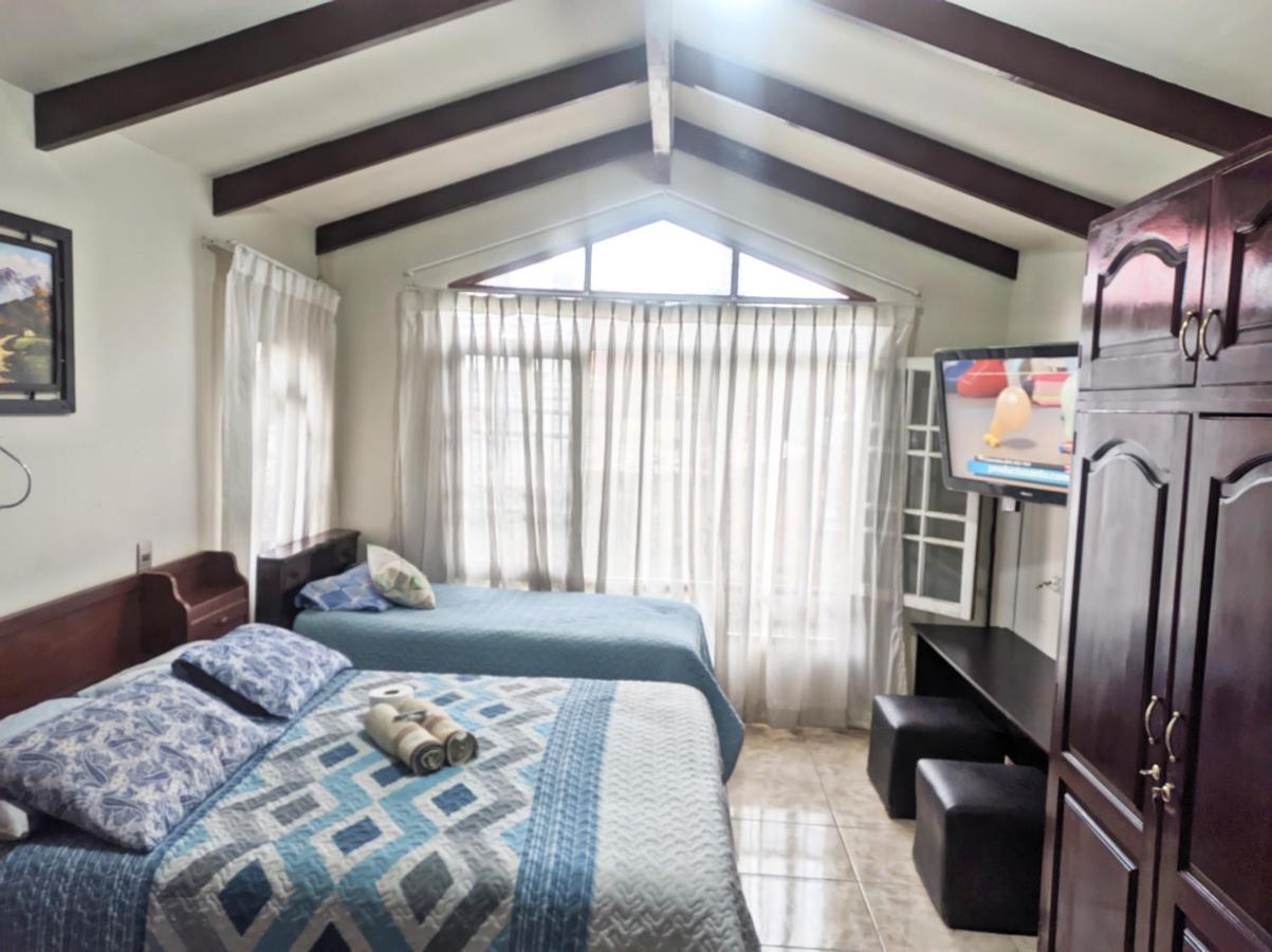 Residencial Moroni - Alojamiento En Cochabamba Bed and Breakfast Eksteriør billede