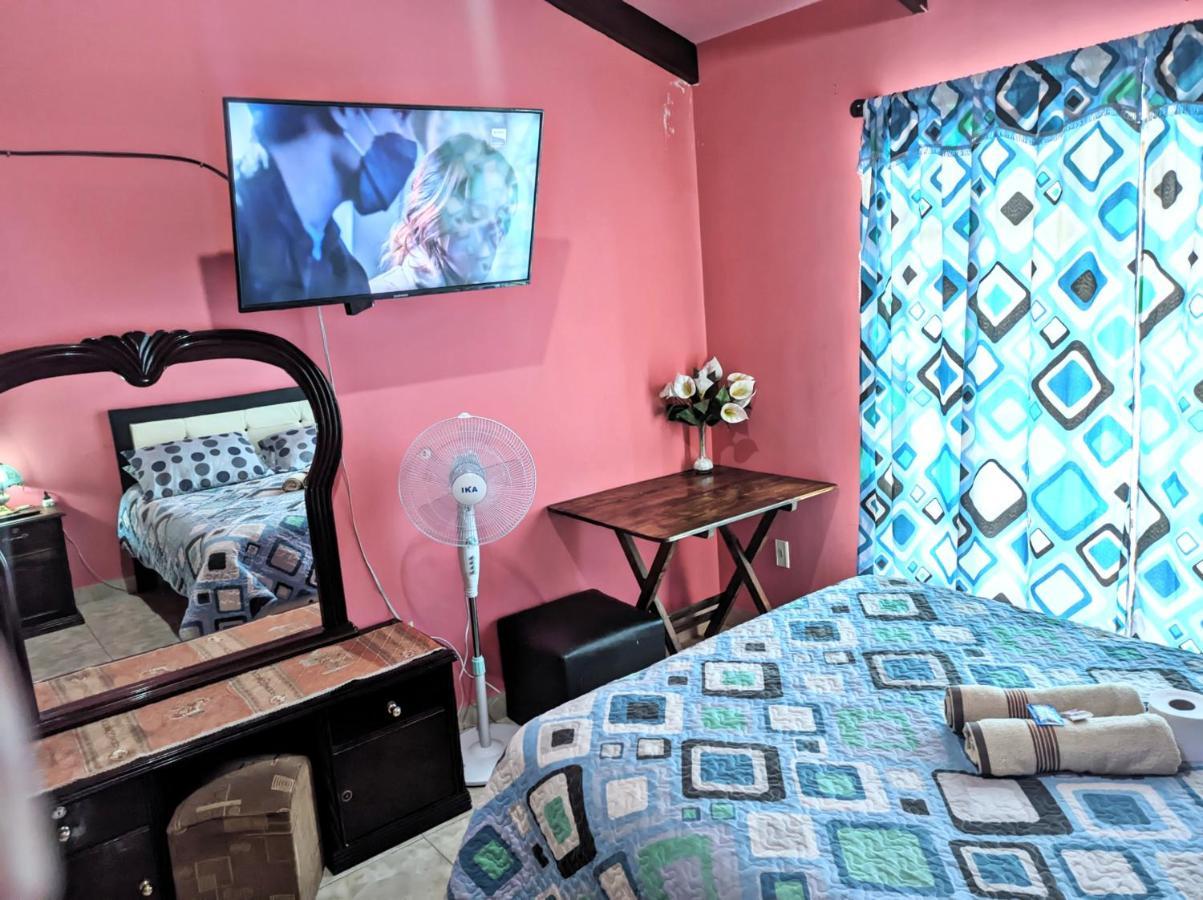 Residencial Moroni - Alojamiento En Cochabamba Bed and Breakfast Eksteriør billede