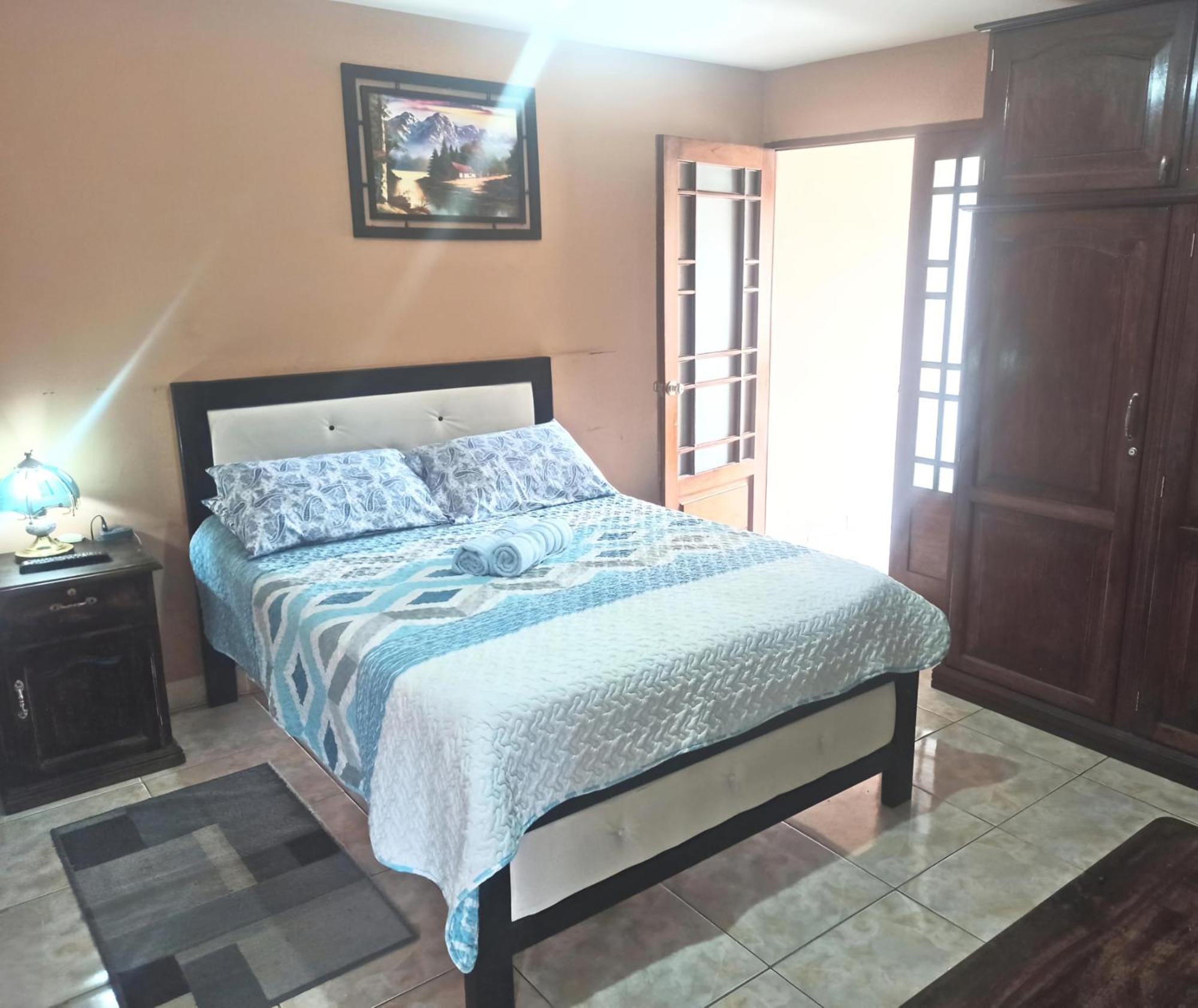 Residencial Moroni - Alojamiento En Cochabamba Bed and Breakfast Eksteriør billede
