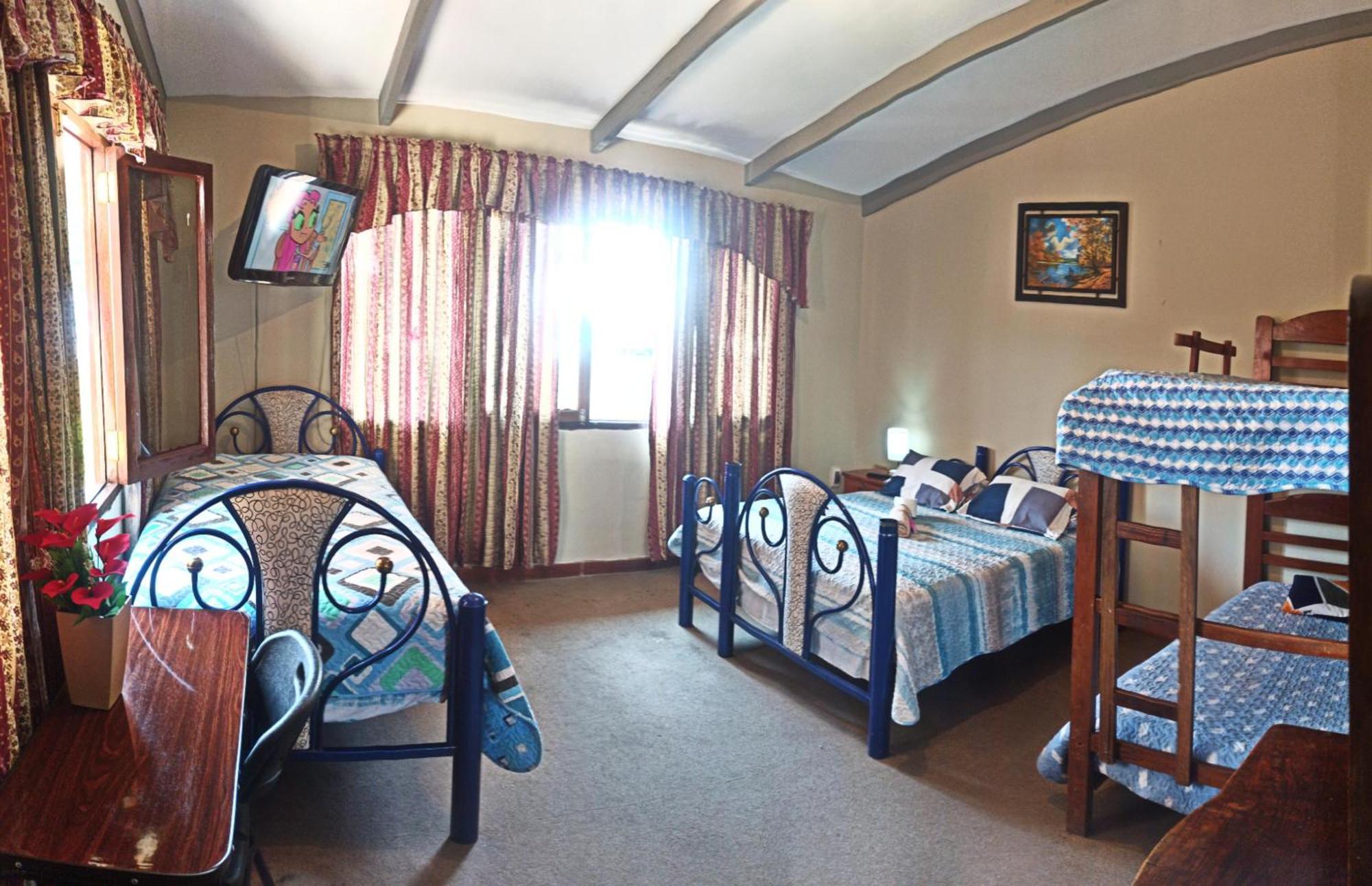 Residencial Moroni - Alojamiento En Cochabamba Bed and Breakfast Eksteriør billede