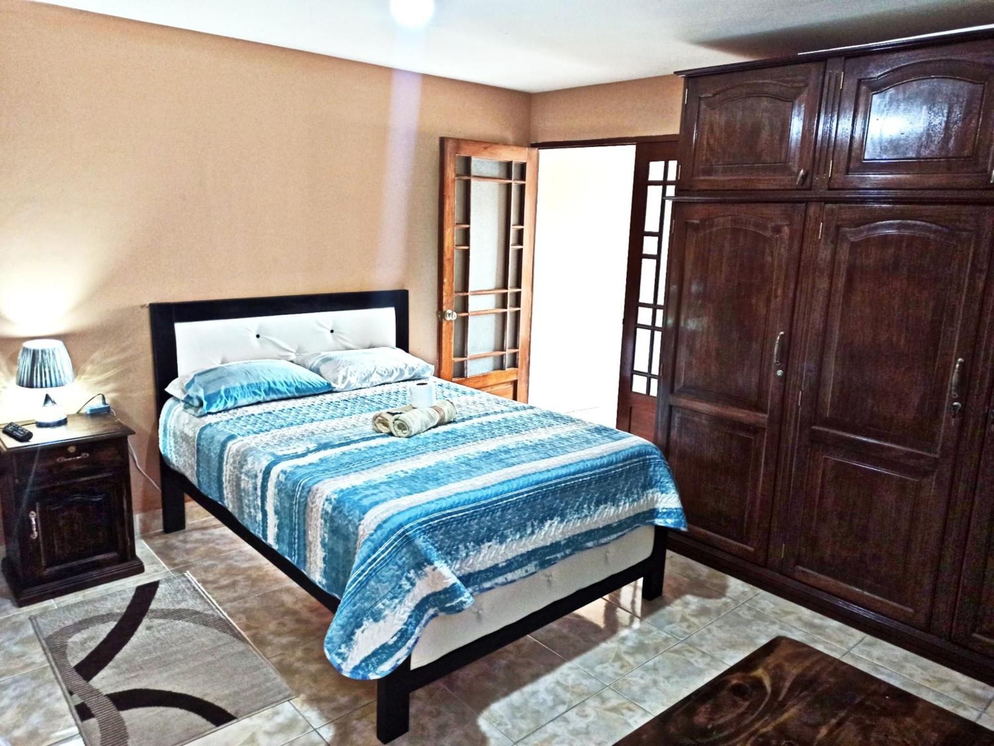 Residencial Moroni - Alojamiento En Cochabamba Bed and Breakfast Eksteriør billede