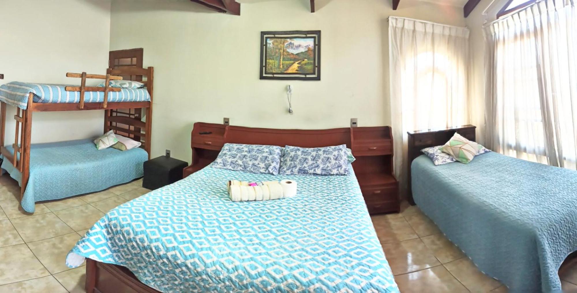 Residencial Moroni - Alojamiento En Cochabamba Bed and Breakfast Eksteriør billede